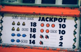 Slot vintage con simboli frutta e jackpot numerico