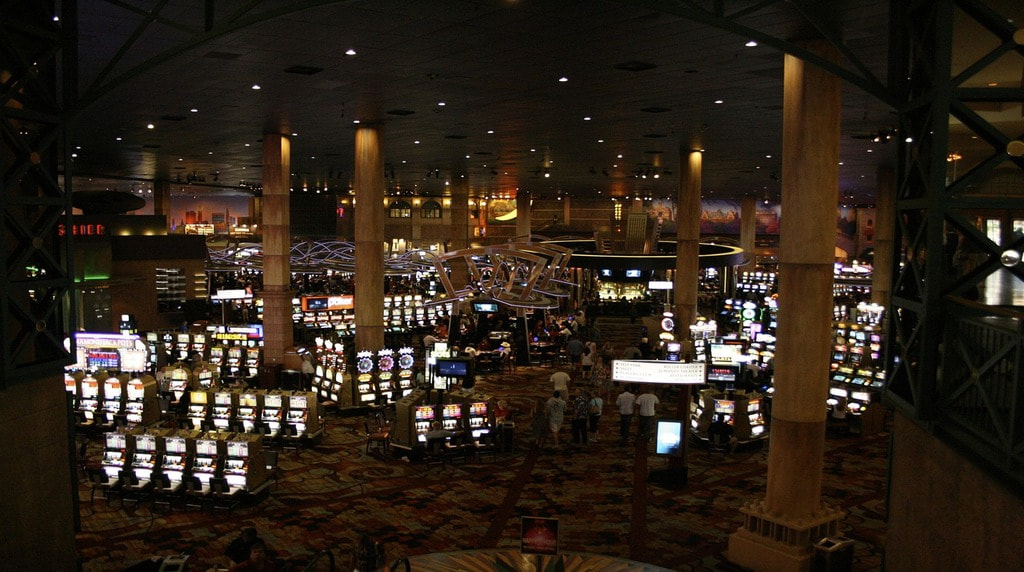 Sala da casinò illuminata con slot machine attive
