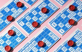 Cartelle del bingo con segnalini rossi numerati