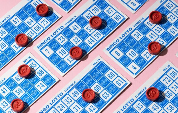 Cartelle del bingo con segnalini rossi numerati