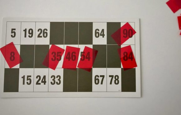 Cartella numerica con riquadri segnati da tessere rosse trasparenti