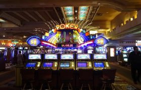 Sala da gioco con slot machine e insegna “Poker”