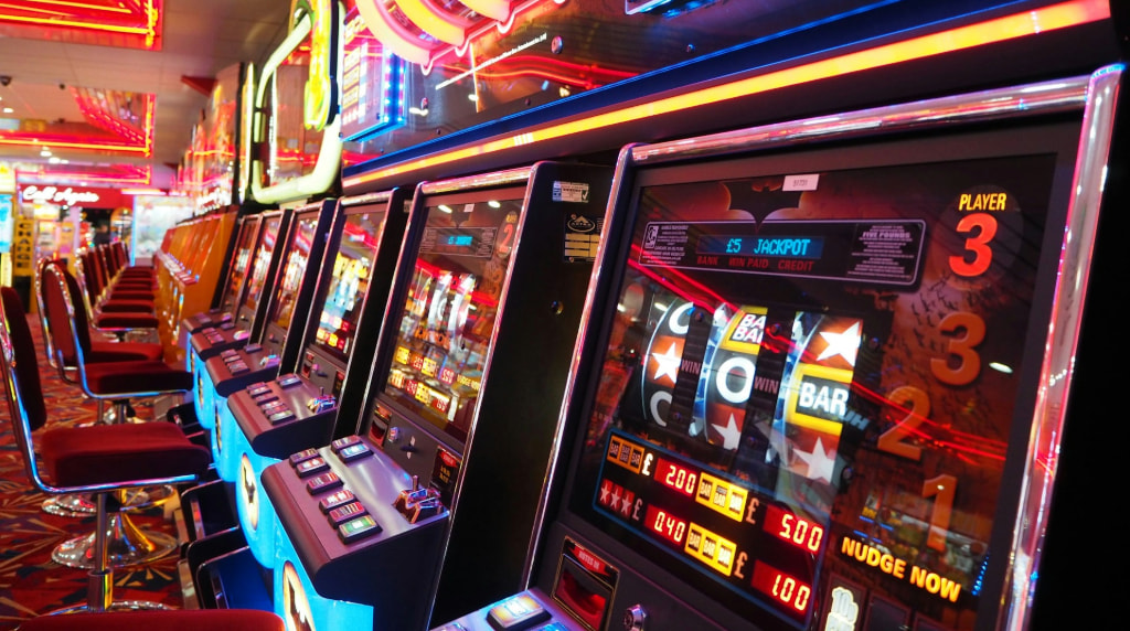 Sala slot luminosa con file di macchine e rulli in movimento
