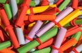 rotoli-di-carta-colorati-legati-con-elastici