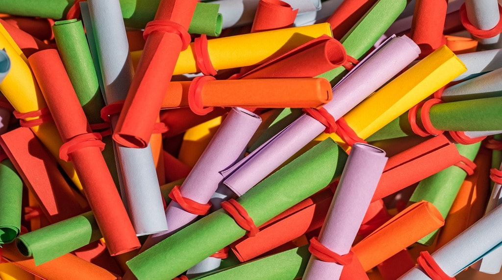 Rotoli di carta colorata legati con elastici.