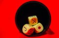 Dadi da gioco illuminati su sfondo rosso intenso