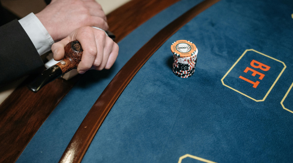 Tavolo da blackjack con fiches e mano del dealer