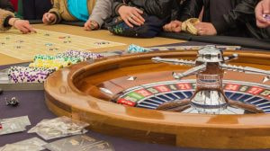 Tavolo roulette con giocatori e fiches