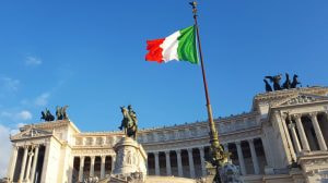 Bandiera italiana del Vittoriano a Roma sventola sotto cielo limpido