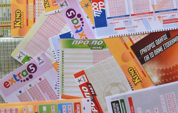 Schedine e tagliandi di gioco sportivo disposti su un tavolo