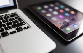 Close-up van een laptop en smartphone.