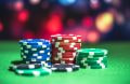 Tafel met drie stapels casinofiches.