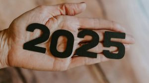 Handpalm met daarop de zwarte cijfers 2025