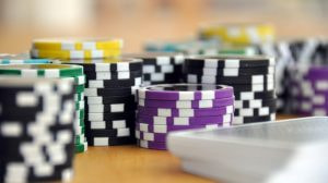 Close-up van meerdere stapels pokerchips