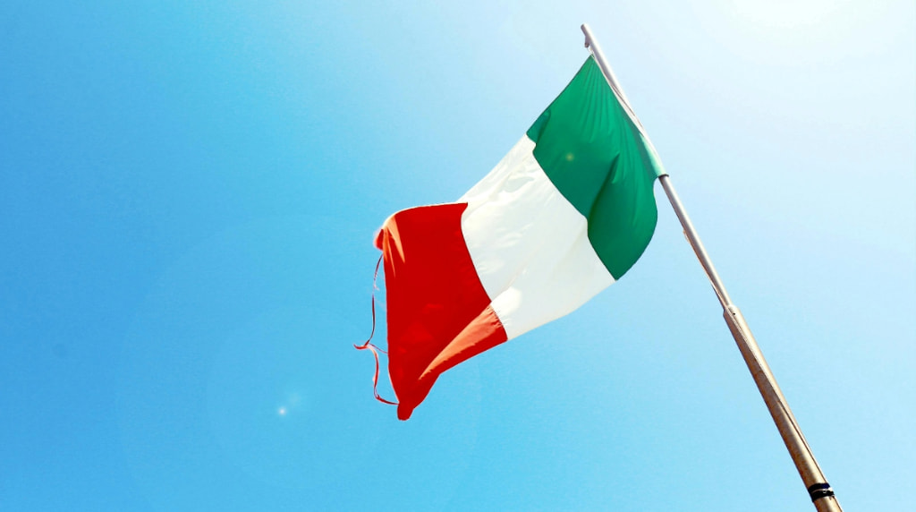 Italiaanse vlag tegen een blauwe lucht