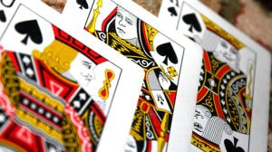 Close-up van drie schoppen speelkaarten (plaatjes)
