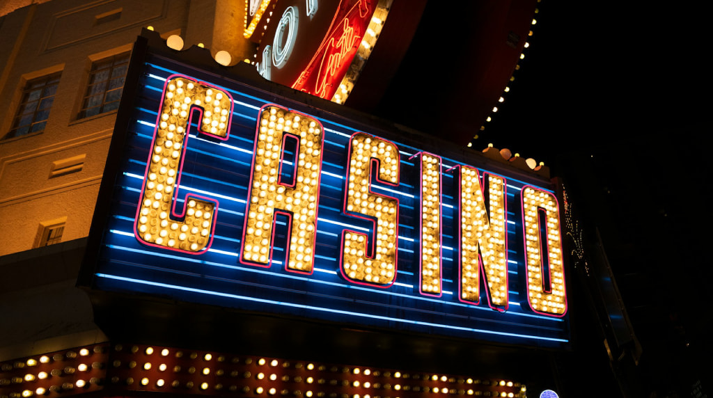 Verlicht neon uithangbord met heel groot het woord “casino”