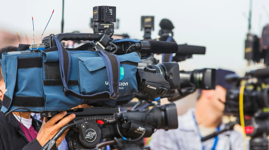 Close-up van een professionele camera van sportjournalist