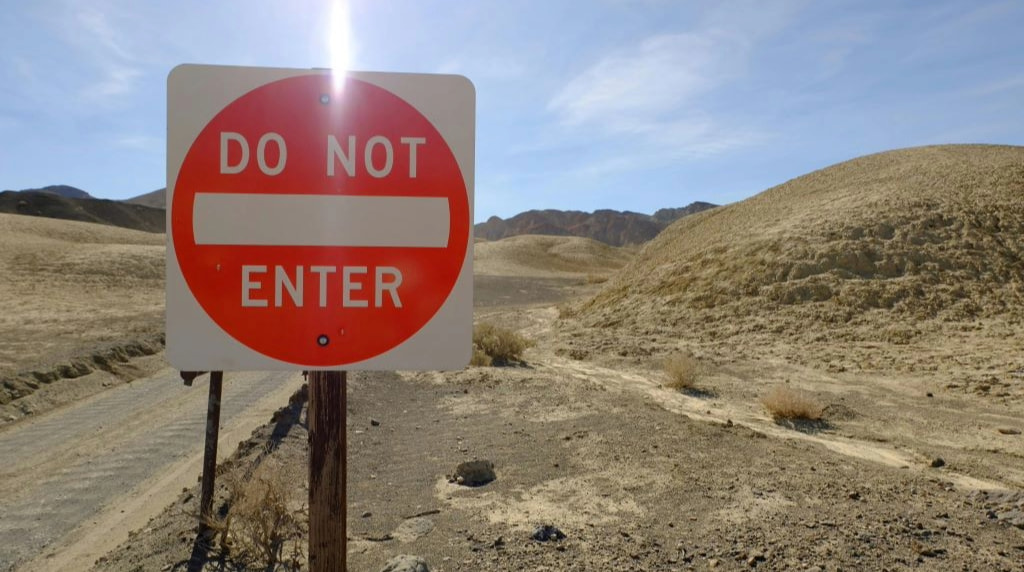 Rood stopbord met de tekst do not enter