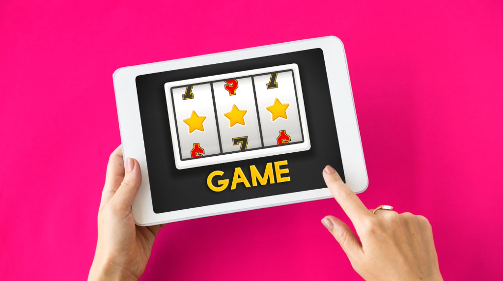 Vrouwenhanden met tablet waarop een online gokkast te zien is