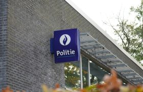 Bord van de Nederlandse politie op een stenen gevel