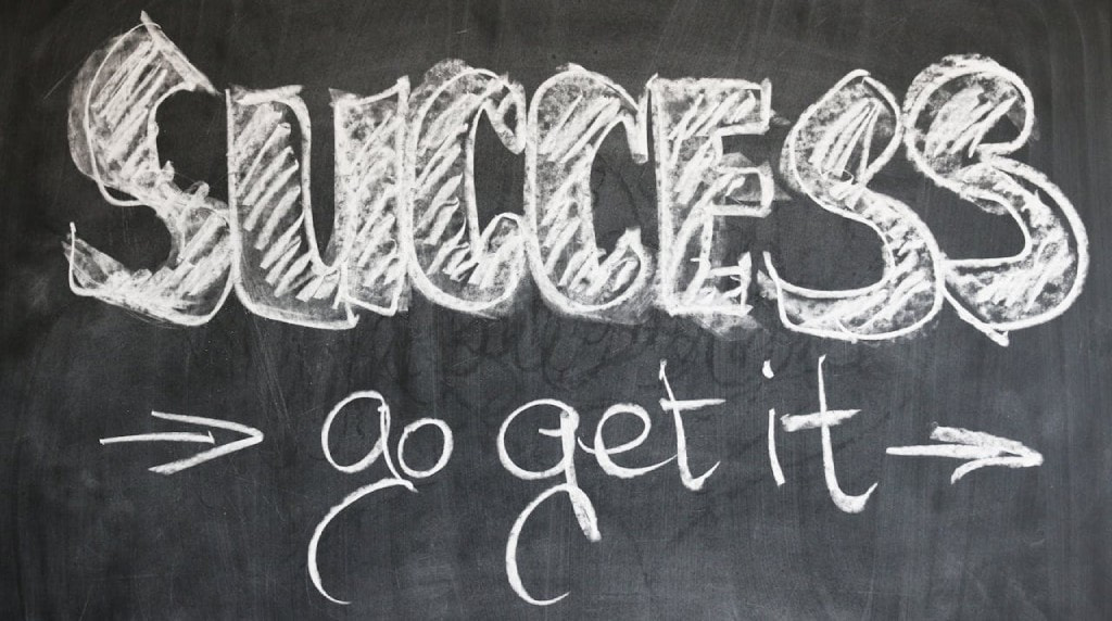 Witte krijtletters op een krijtbord, met de boodschap “succes, go get it”