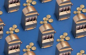 Meerdere koperen slotmachines en euro-muntjes op een blauwe achtergrond