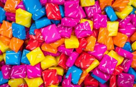 Groep van vierkante kleurrijke snoepjes in vijf kleuren
