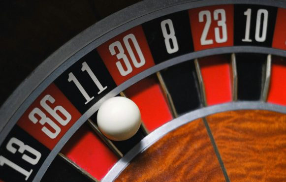 Roulette wiel, balletje in het zwarte vakje met het getal elf