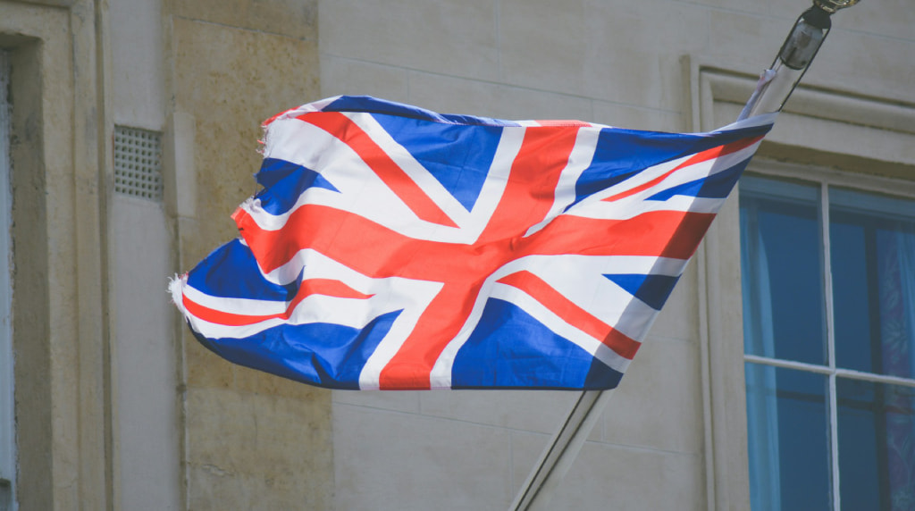 Britse vlag aan vlaggenstok aan een gebouw