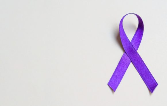 Paars lint als symbool tegen kanker, witte achtergrond