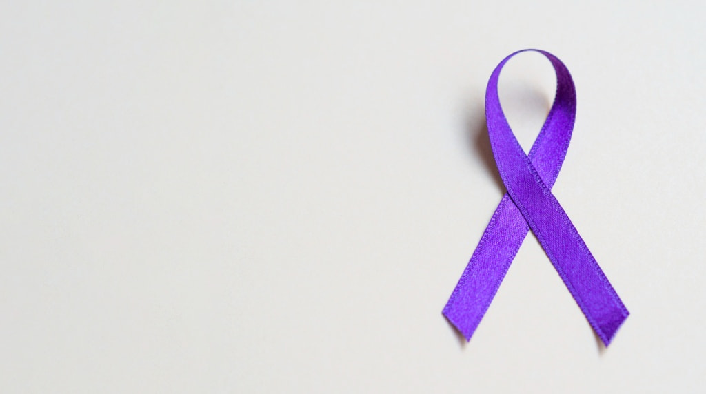 Paars lint als symbool tegen kanker, witte achtergrond