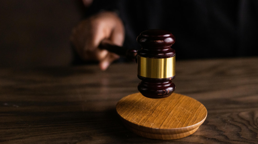 Houten rechter hamer in handen van rechter