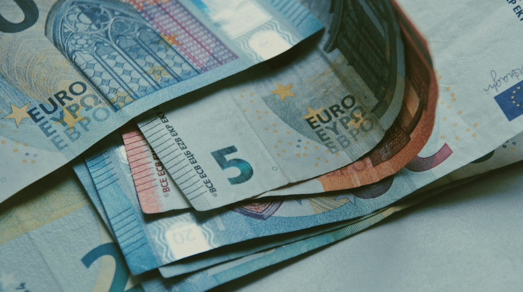 Meerdere geldbriefjes, waaronder briefjes van €20, €10 en €5