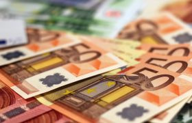 Close-up van geldbriefjes, waaronder 50 euro biljetten