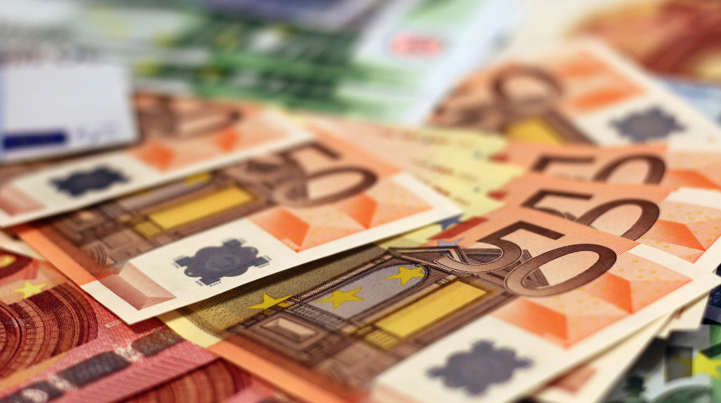 Close-up van geldbriefjes, waaronder 50 euro biljetten