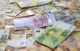 Allemaal uitgespreide eurobriefjes, van 20 tot 500 euro