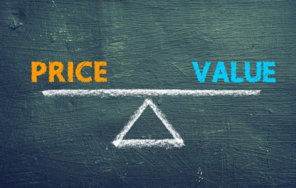 Balanță desenată pe o tablă, cu textul „PRICE” în stânga și „VALUE” în dreapta, simbolizând echilibrul între preț și valoare.