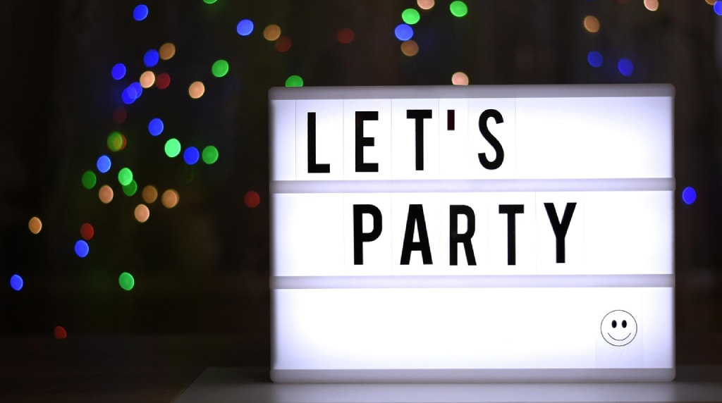 Imagine cu fon negru si text “Lets Party”