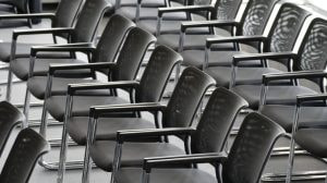 Scaune negre poziționate pentru o conferință de afaceri