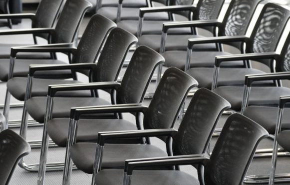 Scaune negre poziționate pentru o conferință de afaceri