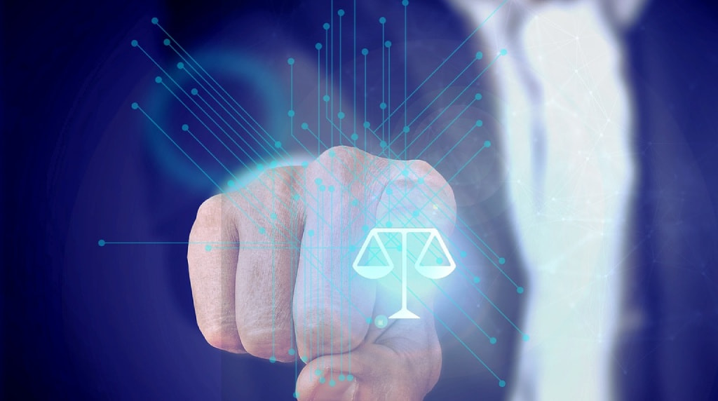 Persoană în costum apasă digital pe un simbol al justiției, reprezentat prin balanța legii