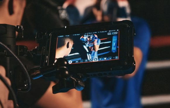 Cameraman care filmează un boxer