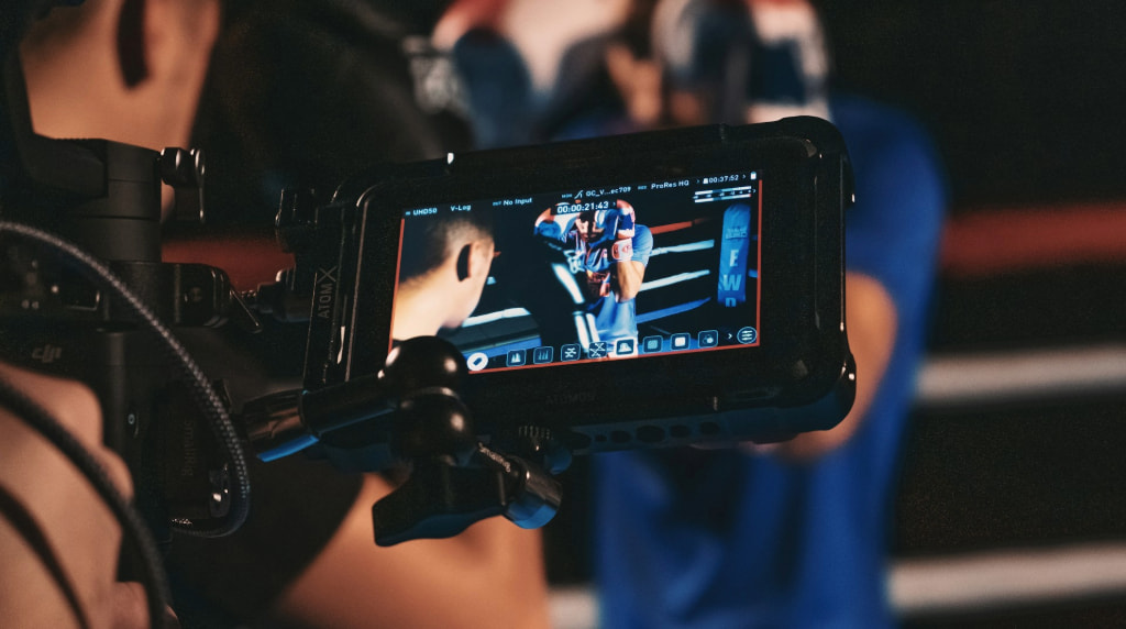 Cameraman care filmează un boxer