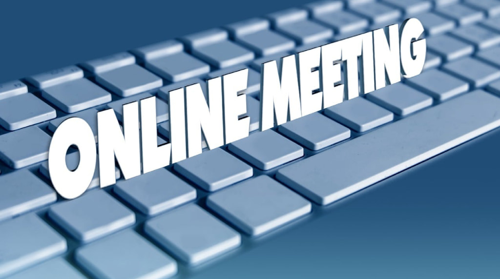 Text „Online meeting“ situat pe tastatură calculatorului