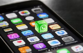 Ecran de smartphone cu aplicația WhatsApp evidențiată