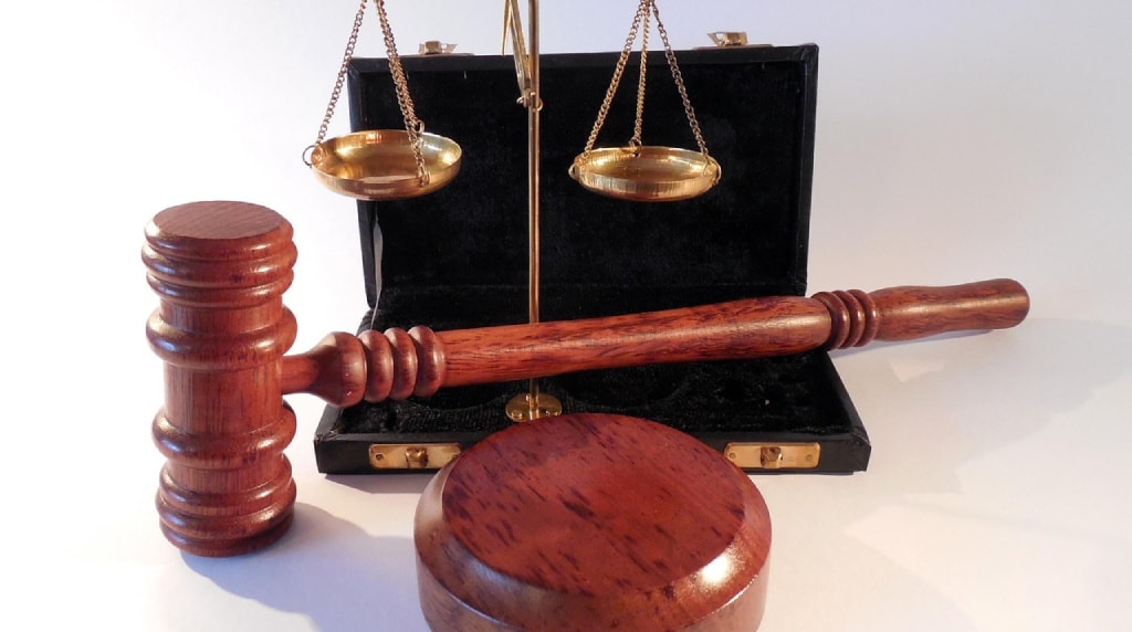 Ciocan de judecător și balanță a justiției